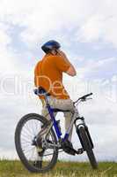Mountainbiker mit Mobiltelefon