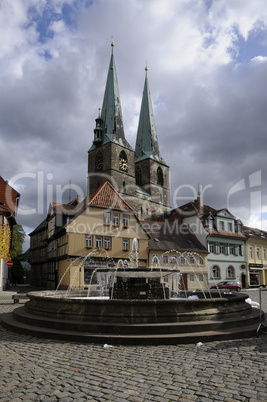 Mathildenbrunnen und Nikolaikirche in Quedlinburg