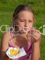 Kind isst Pommes Frites