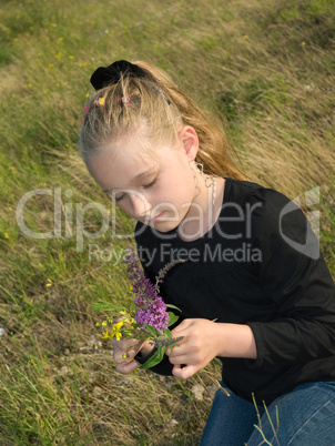 Kind plueckt Blumen