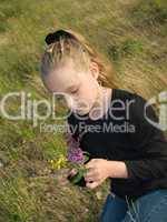 Kind plueckt Blumen