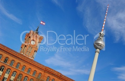 Rotes Rathaus mit Fernsehturm in Berlin Mitte