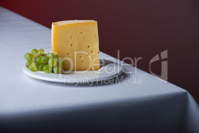 Stück Käse und Weintraube