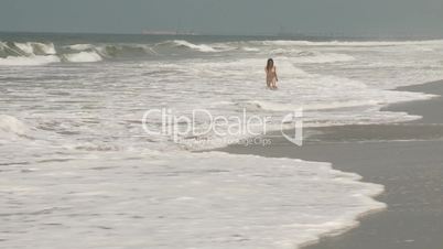Frau im Bikini am Strand
