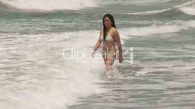 Frau badet im Meer