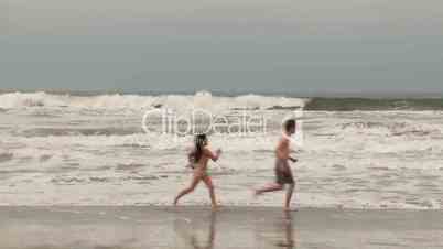 Paar läuft im Meer