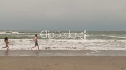 Paar läuft am Strand