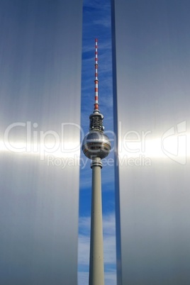 Fernsehturm Berlin mit Stahlmauer