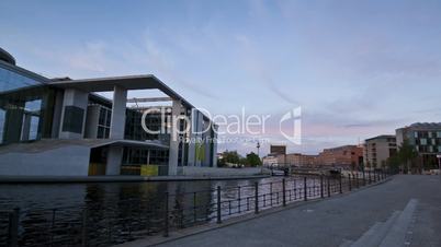 Berlin Spree mit Regierungsviertel, Zeitraffer Tag Nacht Uebergang