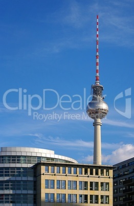 Fernsehturm Berlin mit Hochhäusern