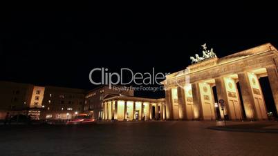 Brandenburger Tor bei Nacht. Zeitraffer