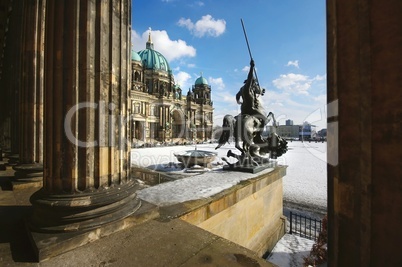 Berliner Dom mit Löwenskulptur
