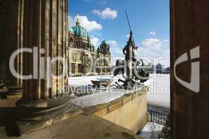 Berliner Dom mit Löwenskulptur