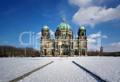 Berliner Dom im Winter mit Schnee