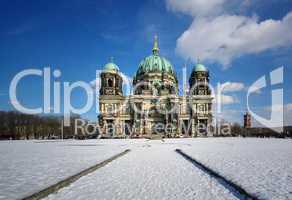 Berliner Dom im Winter mit Schnee