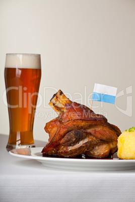 Schweinshaxe mit Kartoffelknödel und Weißbier