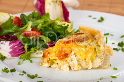 Stück Quiche Lorraine auf einer Platte