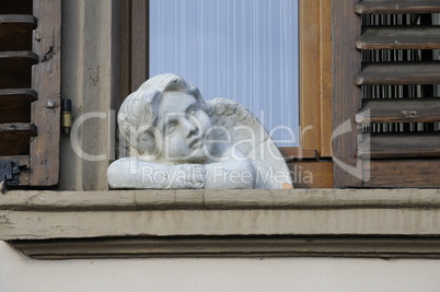 Engel an einem Fenster