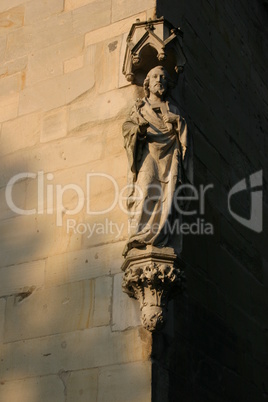 Statue an einer Kirchenfassade