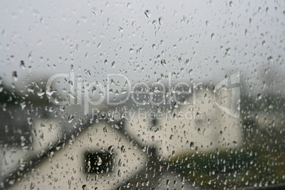 Regenwetter - Tropfen an Fensterscheibe