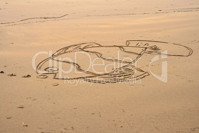 in Sand gezeichneter Fisch