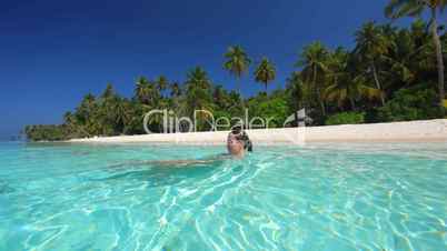 Frau beim Schwimmen im Meer