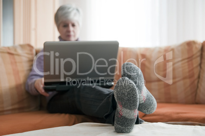 Frau mit Laptop