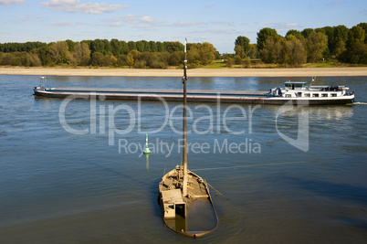 Schiffswrack im Rhein