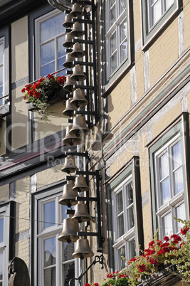 Glockenspiel an einem Haus in Wernigerode