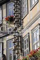 Glockenspiel an einem Haus in Wernigerode