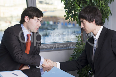 Handschlag zwischen zwei Geschäftsleuten