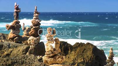 Steinmännchen an der Küste von Hawaii