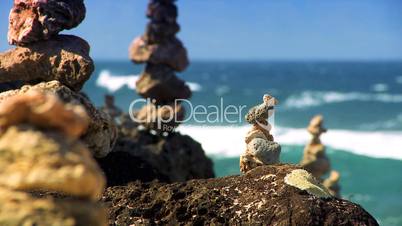 Steinmännchen an der Küste von Hawaii