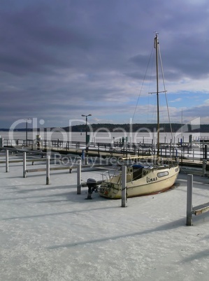 Segelboot eingefroren im Wintersee