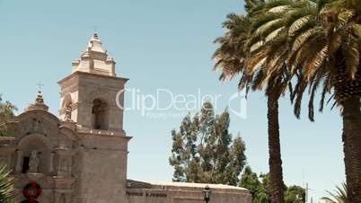Kirche und Palmen (Arequipa, Peru)
