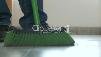 Hausmeister reinigt Boden