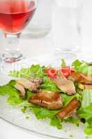 frischer Salat mit gebratenen Austernpilzen