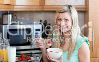 Attractive young woman having an healthy breakfast