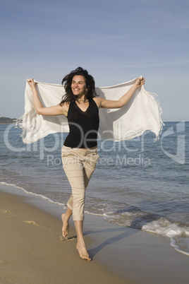 Frau läuft am Strand