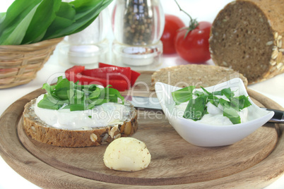 Quarkbrot mit Bärlauch