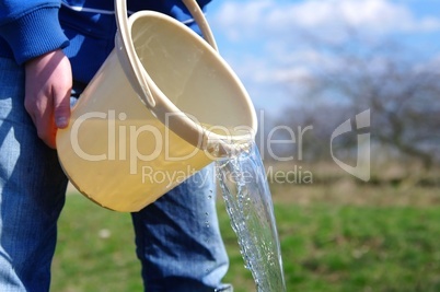 Wasser wird aus einem Eimer gegossen