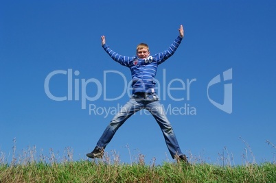 Teenager springt in die Luft vor Freude