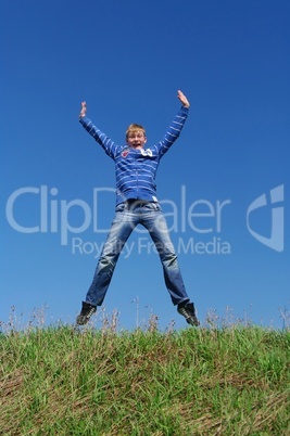 Teenager springt in die Luft vor Freude