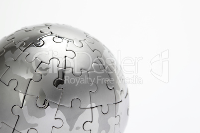 Puzzle- Globus, close- up vor weißem Hintergrund