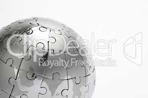 Puzzle- Globus, close- up vor weißem Hintergrund