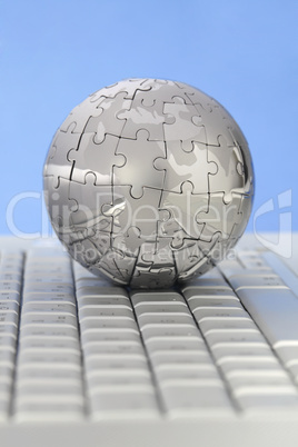 Puzzle Globus auf Tastatur