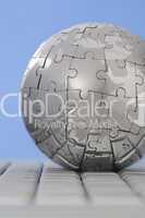 Puzzle Globus auf Tastatur, close-up