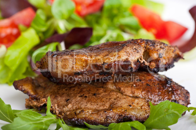 Schweinesteak und gemischtem Salat