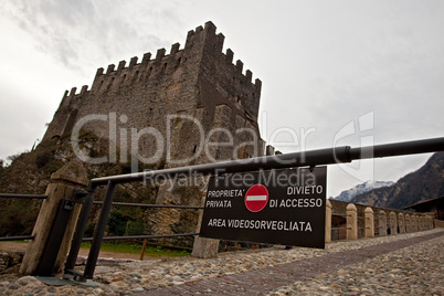 Italienisches Zutritt-Verboten-Schild und eine Burg