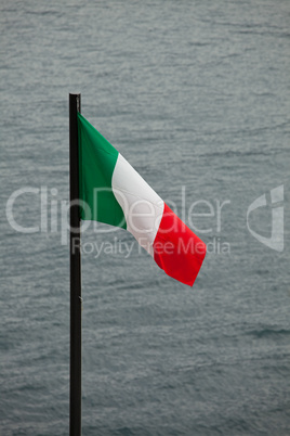 italienischer Flagge mit einem See im Hintergrund